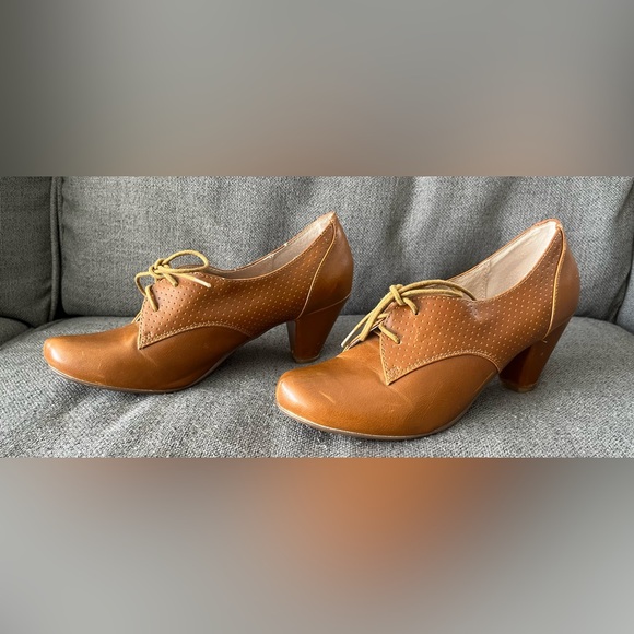Chelsea Crew Brown Women's Oxford Heels - Picture 5 of 7